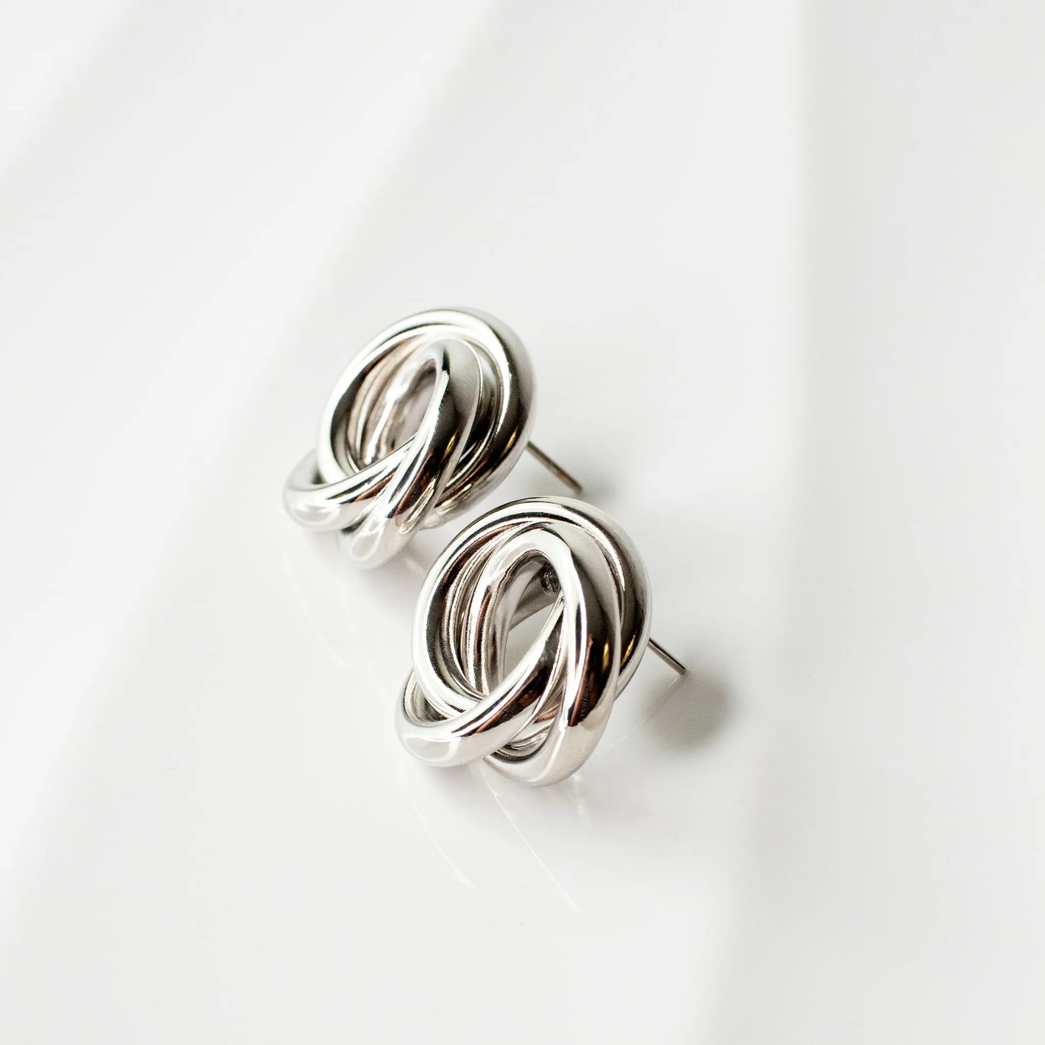 Gia Hollow Knot Stud Earrings